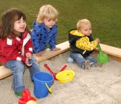 Sandkasten mit 3 Kindern